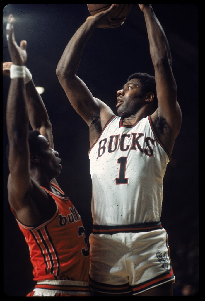 Bucks’ Oscar Robertson goes up for a jump shot vs. the Bullets.